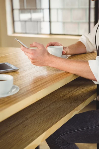 Hipster using smartphone — Stock Photo, Image