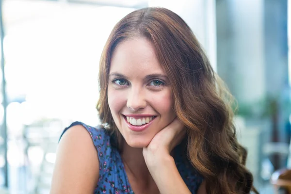 Morena bonita sorrindo para a câmera — Fotografia de Stock