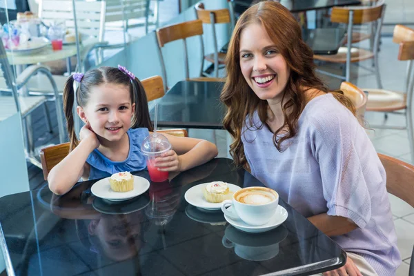 Madre e hija disfrutando de pasteles — Foto de Stock