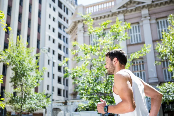 Binaların önünde koşu atlet — Stok fotoğraf