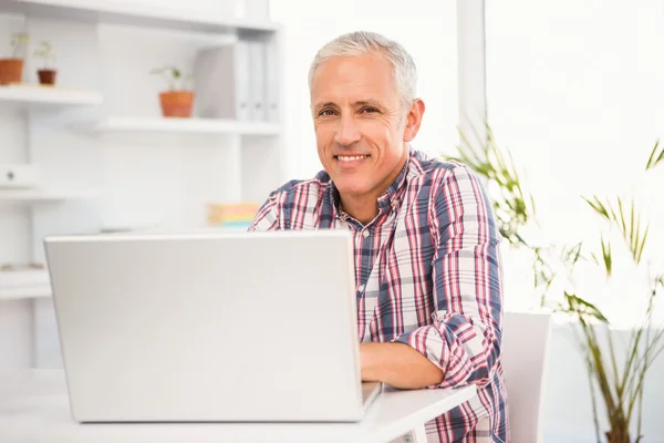 Geschäftsmann arbeitet mit Computer — Stockfoto