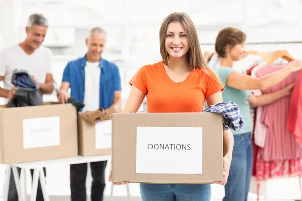 L предпринимательница держит коробку для пожертвований — стоковое фото