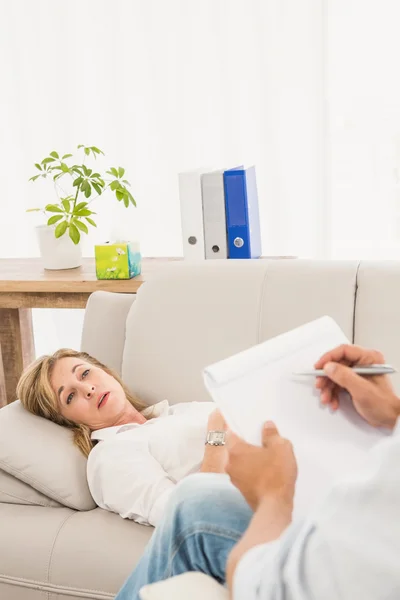 Terapista ascoltare paziente femminile — Foto Stock