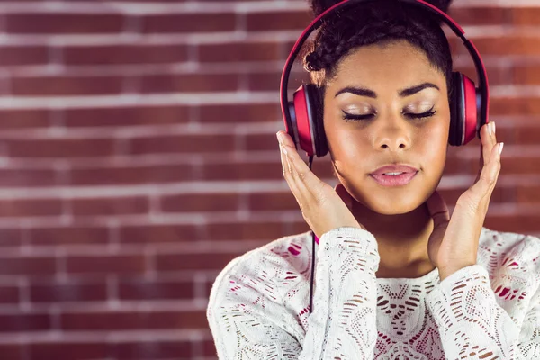 Mulher concentrada em sua música — Fotografia de Stock