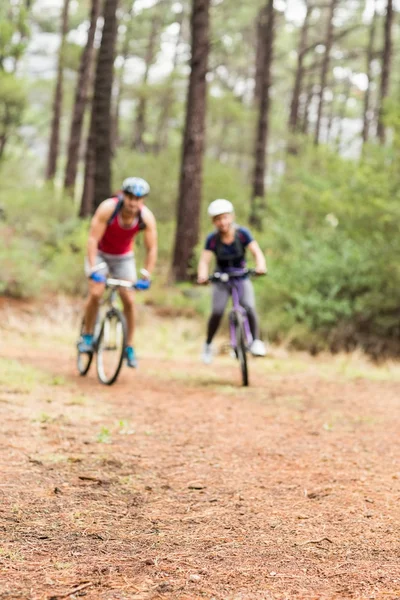 Bonito motociclista casal de bicicleta — Fotografia de Stock