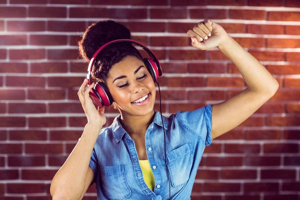 Vrouw met hoofdtelefoon dansen — Stockfoto