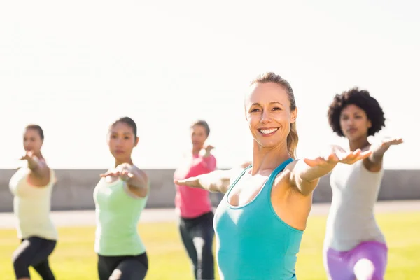 Blonde doen yoga in yoga klas — Stockfoto