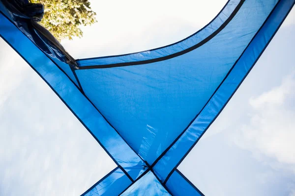 在一片森林中的蓝色帐篷 — 图库照片