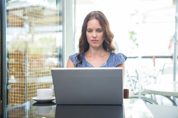 Söt brunett med sin laptop — Stockfoto