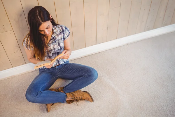 Vacker hipster behandlingen blåboken — Stockfoto