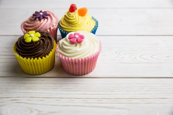 Deliciosos cupcakes en una mesa —  Fotos de Stock