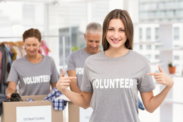 Voluntario señalando en camisa —  Fotos de Stock