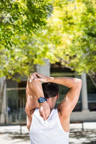 Atleta allungando il braccio — Foto Stock