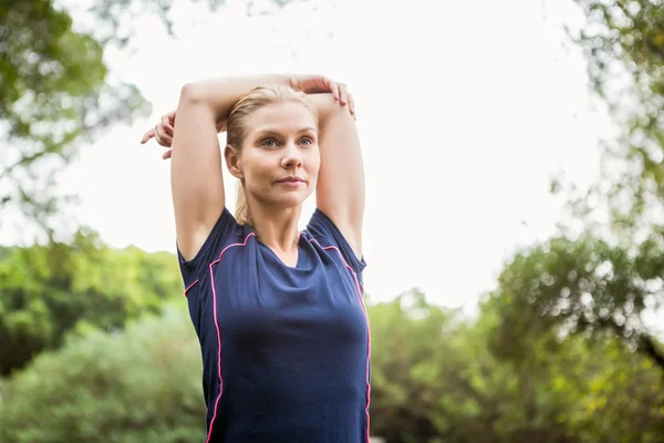 Athletische Frau beim Strecken der Arme — Stockfoto