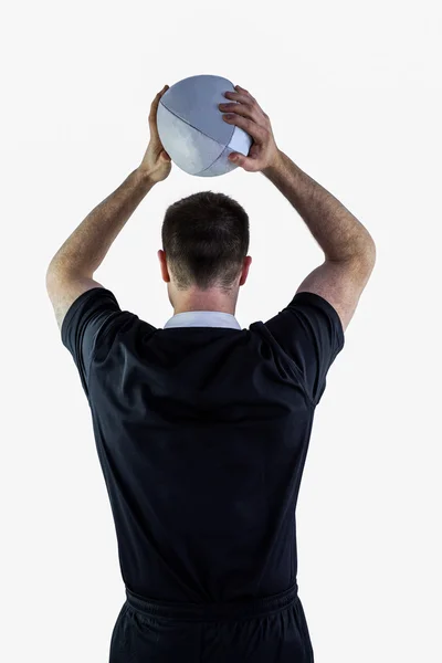 Rugby joueur sur le point de lancer une balle de rugby — Photo