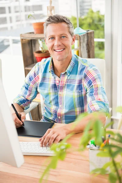 Sorrindo designer casual usando computador — Fotografia de Stock