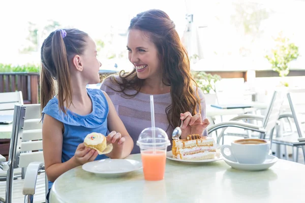 Moeder anddaughter genieten van gebak op café-terras — Stockfoto