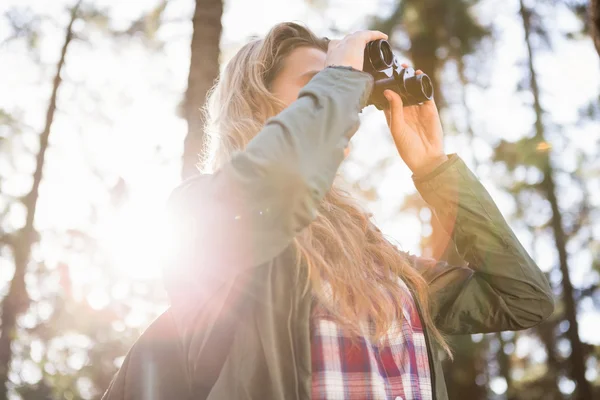 Hiker looking through binoculars — Stock Photo, Image