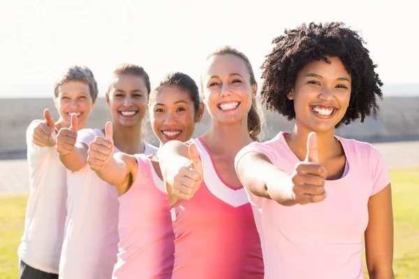 Lächelnde Frauen beim Daumendrücken — Stockfoto