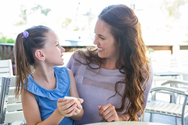 Madre e figlia godendo torta — Foto Stock