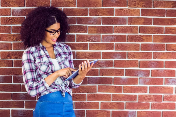 Attraktiva hipster lutad mot väggen — Stockfoto