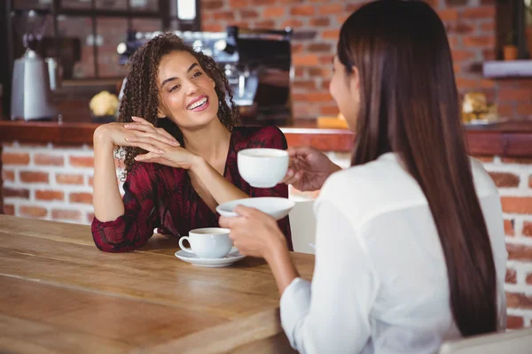 Amigos do sexo feminino tomando café — Fotografia de Stock