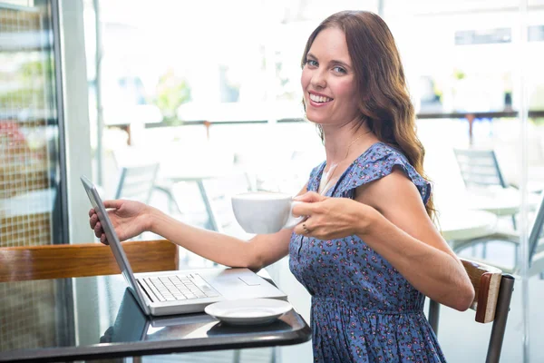 Ładna brunetka za pomocą swojego laptopa — Zdjęcie stockowe