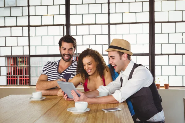 Glückliche Freunde lachen — Stockfoto