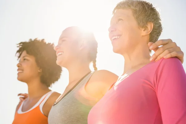 Sportliche Frauen blicken weit in die Ferne — Stockfoto