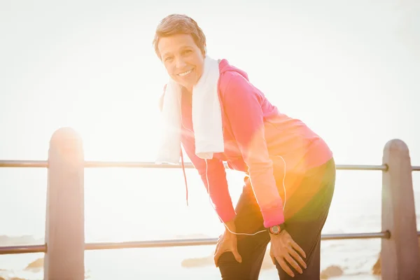 Deportiva mujer escuchando música — Foto de Stock