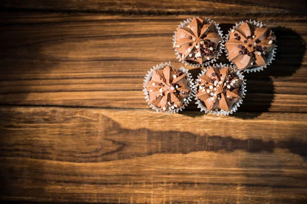 Cupcakes au chocolat sur une table — Photo