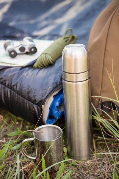 Equipo de camping en la naturaleza — Foto de Stock