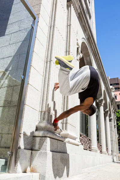 Extreme athlete jumping — Stock Photo, Image