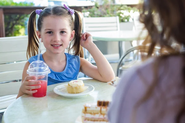 Mother and daughter enjoying cakes — Stock Photo, Image