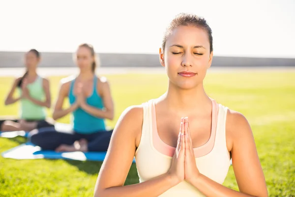 Tranquillo bruna sportiva facendo yoga — Foto Stock