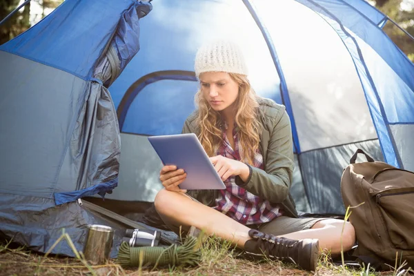 Camper loira usando tablet — Fotografia de Stock