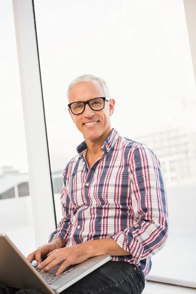 Hombre de negocios casual usando portátil — Foto de Stock