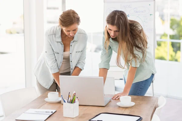 Mulheres de negócios casuais trabalhando com laptop — Fotografia de Stock