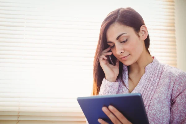 Hübsche Brünette mit ihrem Tablet — Stockfoto