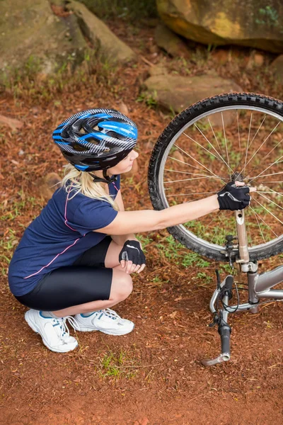 Blonde haar mountainbike controleren — Stockfoto