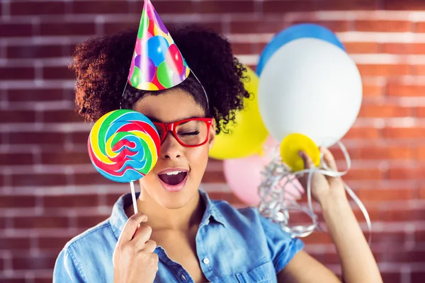 Vrouw bedrijf ballonnen en lolly — Stockfoto