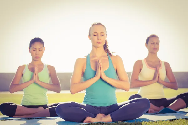 Vrouwen doen lotus pose — Stockfoto