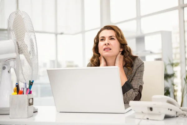 Casual affärskvinna sitter vid skrivbord — Stockfoto