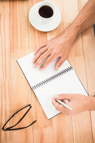 Manos escribiendo en el bloc de notas — Foto de Stock