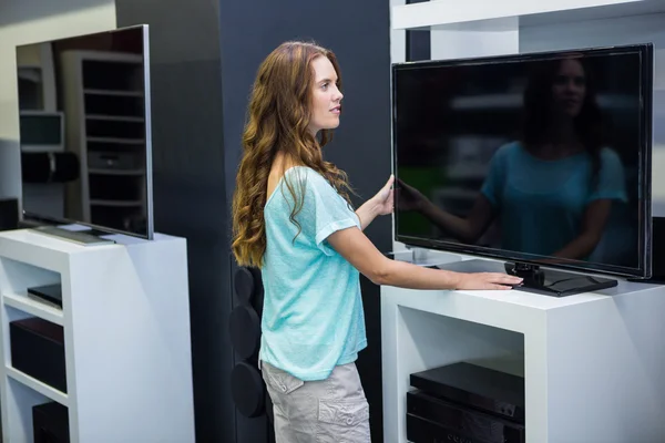 Mujer de compras para la nueva televisión — Foto de Stock