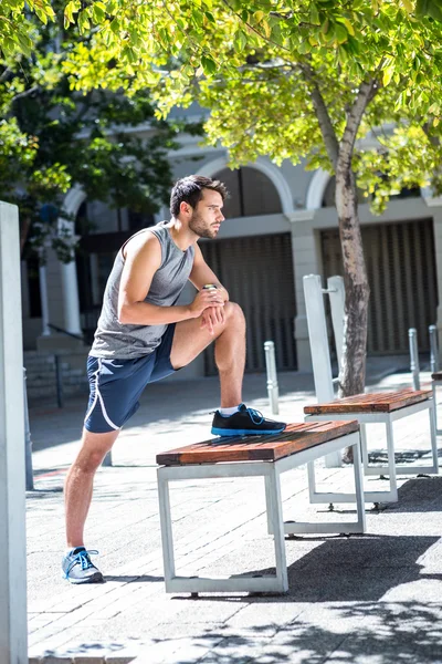 Atleet doen been uitrekken — Stockfoto