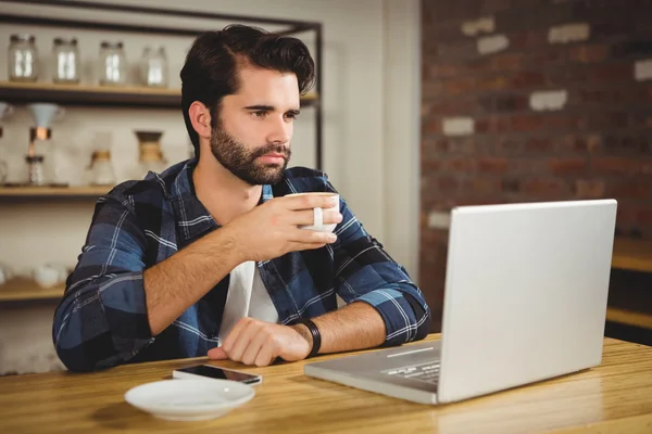 Joven estudiante usando su portátil —  Fotos de Stock