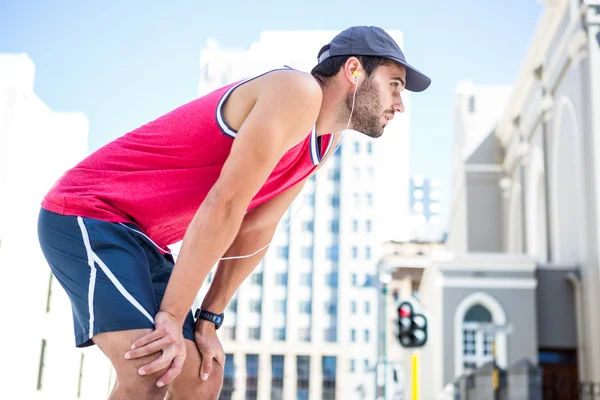 Atleet leunend naar voren na een inspanning — Stockfoto