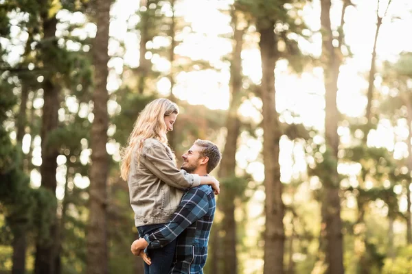 Hombre guapo sosteniendo a su novia — Foto de Stock