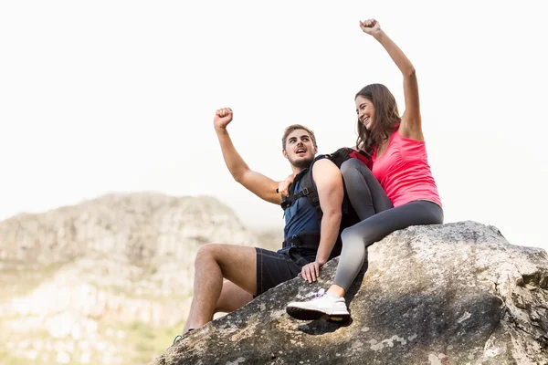 Jonge gelukkig joggers zittend op rock — Stockfoto